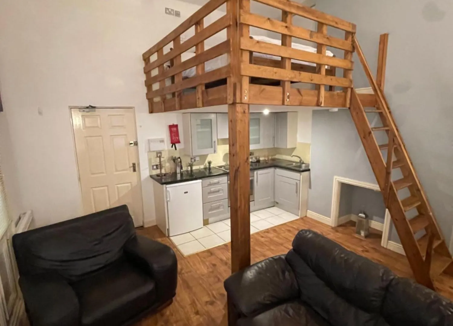 קינגסטון אפון הול Mezz Apartment Four